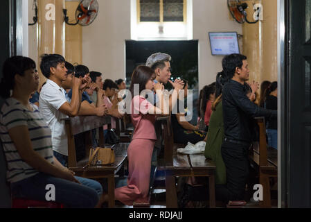 Danang, Vietnam - 21 octobre 2018 : les gens s'agenouiller sur le dimanche soir dans la cathédrale catholique de Danang (Basilique du Sacré-Cœur de Jésus). Banque D'Images