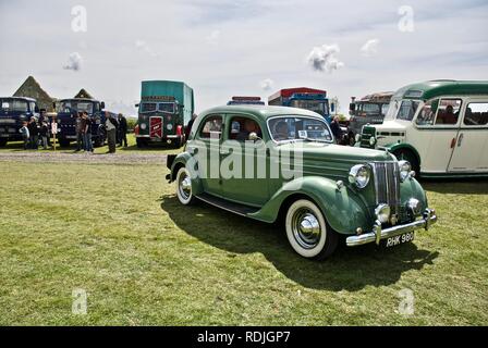 Un millésime 1950 Ford V8 moteur pilote voiture roulant à l''Anglesey Vintage Rally, Anglesey, au nord du Pays de Galles, Royaume-Uni, mai 2010 Banque D'Images