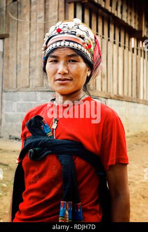 Luang Namta / Laos - 06 juil 2011 : femme Akha devant t de sa maison dans le nord du pays Banque D'Images