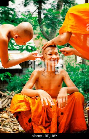 Luang Prabang / Laos - 06 juil 2011 : jeunes moines bouddhistes de chaque tête d'autres en préparation d'un événement festival saint Banque D'Images