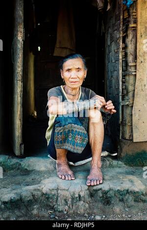 Luang Namta / Laos - 06 juil 2011 : personnes âgées femme avec tribal tatouage traditionnel en face de sa maison Banque D'Images