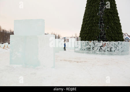 Arbre de Noël à partir d'un bloc de glace avec un burin Banque D'Images