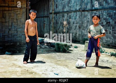 Luang Namta / Laos - 06 juil 2011 : les enfants de la tribu lolo jouer au football avec un sac en plastique rempli de corbeille Banque D'Images