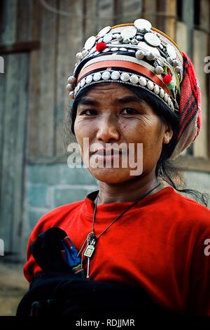 Luang Namta / Laos - 06 juil 2011 : femme Akha devant t de sa maison dans le nord du pays Banque D'Images