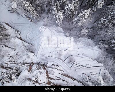 Escalier extérieur glacé à Aulanko nature park à Hämeenlinna, Finlande. Les arbres gelés dans paysage de neige. Drone du haut vers le bas. Banque D'Images