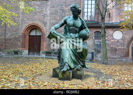 Berlin, Allemagne - le 11 novembre 2018. "L'allégorie de la Science" sculpture en bronze par le sculpteur Albert Wolff à l'extérieur de la Nikolaikirche à Berlin. Banque D'Images