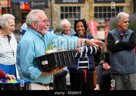 Ventes aux enchères de fruits & légumes à produire des événements horticoles (commissaire-priseur et personnes) - montrer des jardiniers, Burley-en-Wharfedale, Yorkshire, Angleterre. Banque D'Images