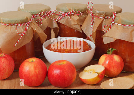 Confiture de pommes maison dans des bocaux en verre Banque D'Images