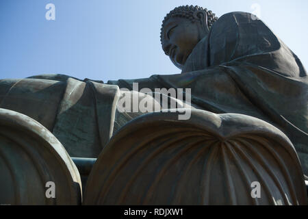 Horizontal Gros plan photo de l'assise, bronze, Tian Tan (Big) statue de Bouddha, ville de Ngong Ping, Lantau Island, Hong Kong. Banque D'Images