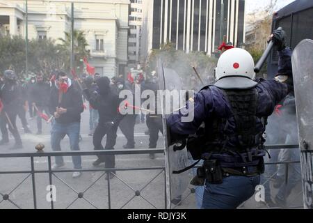 En conflit avec les manifestants policiers au cours d'un rassemblement devant le parlement à Athènes. La police antiémeute grecque ont utilisé des gaz lacrymogènes pour disperser les émeutes de l'école de l'état Banque D'Images