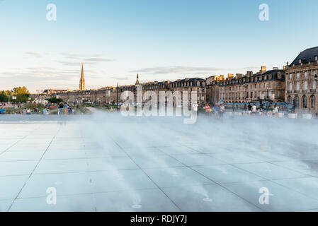 Bordeaux, France - Juillet 22, 2018 : les personnes bénéficiant de l'eau sur le miroir. Situé en face de la Place de la Bourse, cette piscine alterne un effet miroir un Banque D'Images