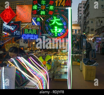 Marché nocturne de Sham Shui Po, Hong Kong, Chine. Banque D'Images