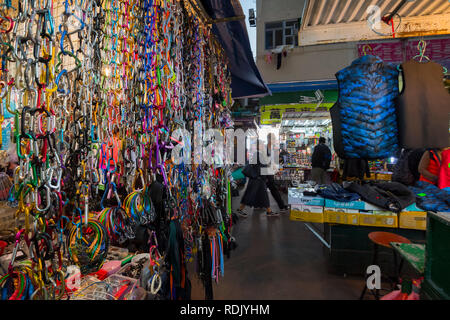 Marché nocturne de Sham Shui Po, Hong Kong, Chine. Banque D'Images