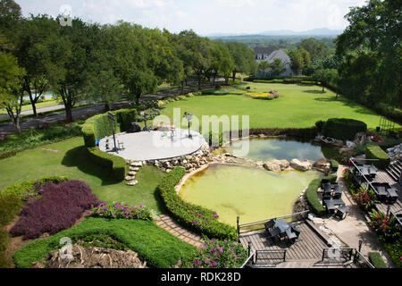 Vue paysage de luxe et jardin moderne pour les voyageurs personnes s'asseoir manger, boire et écouter de la musique dans la nuit de restaurant à Khao Yai dans Nakhon Banque D'Images