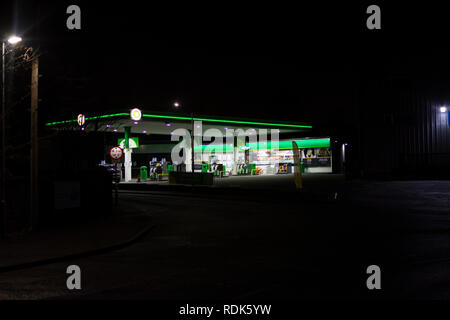 L'essence et station-service de nuit Banque D'Images