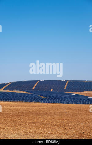 Panneaux solaires sur domaine de l'énergie solaire près de Sanliurfa, Turquie Banque D'Images