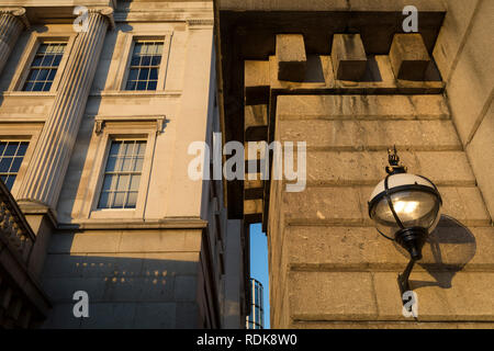 Hall des poissonniers et London Bridge architecture sur les poissonniers Quai Hall dans la ville de Londres - aka le Square Mile - le quartier financier de la capitale, le 17 janvier 2019, à Londres, en Angleterre. Les poissonniers' Hall est un bâtiment classé Grade II* sur le pont de Londres, London EC4. Il est le siège de la Worshipful Company of poissonniers, un de la livrée de la ville d'entreprises de Londres. Banque D'Images