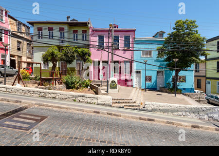 Certains bâtiments colorés à côté d'une rue à l'collines abruptes autour de Valparaiso, Chili. Banque D'Images