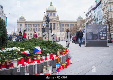 Bougies et fleurs pour Jan Palach à Jan Palach et Plaque commémorative Jan Zajic devant la statue de Saint Venceslas dans la partie supérieure de la place Venceslas Banque D'Images