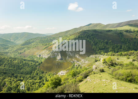 Haut spectaculaire vallée de la rivière Saja et son affluent le Cambillas, couverts par des feuilles de hêtres qui forment le mont Saja. Tout cela fait partie o Banque D'Images