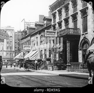 Compte tenu de la fin de l'époque Victorienne Clinton Street dans le quartier juif de la ville de New York. L'Apollo Theatre Hall sur la droite. Banque D'Images