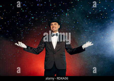 L'occupation professionnelle. Showman en fonction de gants isolés sur le mur à partir montrer smiling happy Banque D'Images