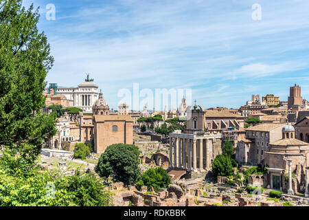 Rome, Italie - 24 juin 2018 : les anciennes ruines au Forum Romain, le Mont Palatin à Rome Banque D'Images