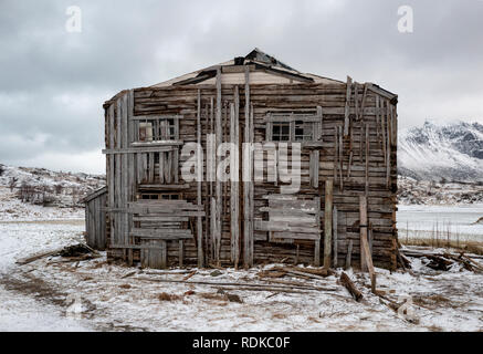 Bâtiment de ferme altérée sur Fredvang, Lofoten, Norvège Banque D'Images