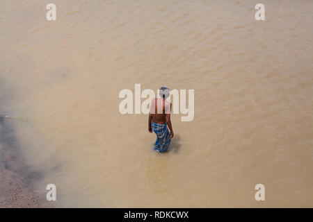 Kolkata / INDE - Août 2015 : Un vieux qui prend un bain dans la rivière Hooghly à Kolkata. Banque D'Images