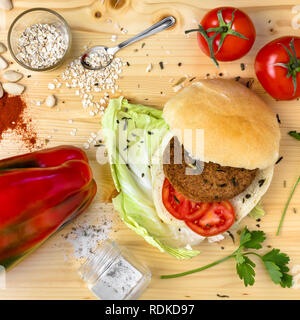 Burger végétarien avec légumes frais sur la table en bois, vue du dessus. Image fast food sain. Banque D'Images