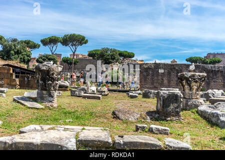 Rome, Italie - 24 juin 2018 : les anciennes ruines au Forum Romain, le Mont Palatin à Rome Banque D'Images