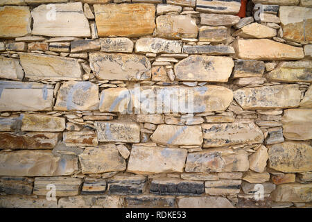 Fragment de mur de grandes et petites pierres. Chypre Banque D'Images