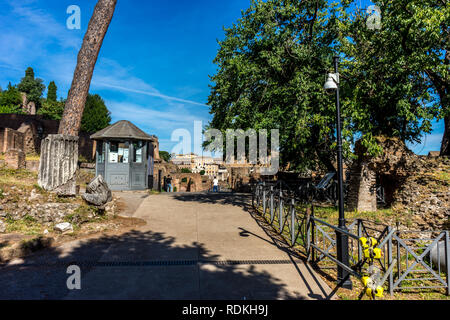 Rome, Italie - 24 juin 2018 : au poste de sécurité les anciennes ruines au Forum Romain du Temple de Vénus et Rome à Rome vue du Colisée. Famou Banque D'Images