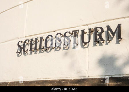 Placard en allemand avec le mot "chlossturm', qui signifie 'tour du château'. Cet ancien bâtiment est situé à Düsseldorf, Allemagne Banque D'Images