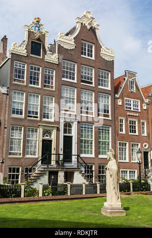 Maisons de ville historique dans la cour intérieure Begijnhof, Amsterdam, Pays-Bas. Banque D'Images