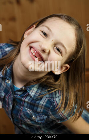 Little girl smiling, montrant ses dents de lait manquantes et lâche. La petite enfance joyeuse, ludique, fée des dents, la croissance et l'étape importante concept. Banque D'Images