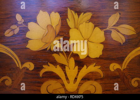 Panneau en bois décoré et incrusté d'un piano droit édouardienne de bois de rose. Exeter, Devon, UK. Banque D'Images