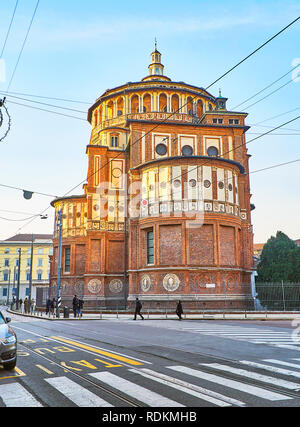 Abside et Dôme de la Basilique de Santa Maria delle Grazie au coucher du soleil. Vue depuis la rue Corso Magenta. Milan, Lombardie, Italie. Banque D'Images