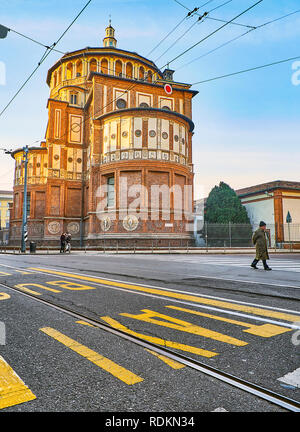 Abside et Dôme de la Basilique de Santa Maria delle Grazie au coucher du soleil. Vue depuis la rue Corso Magenta. Milan, Lombardie, Italie. Banque D'Images