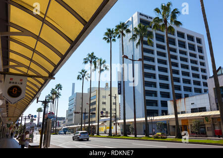 Miyazaki, Japon - 7 novembre, 2018 : Tachibanadori rue avec l'architecture moderne et de palmiers à Miyazaki, Japon Banque D'Images