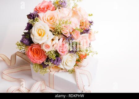 Bouquet de luxe fait de roses rouges dans le magasin de fleurs et ruban blanc sur planche de bois. Vue de dessus, frais généraux de mise à plat. Copier l'espace. Anniversaire, fête des mères, Saint Valentin, journée de la femme, mariage concept Banque D'Images