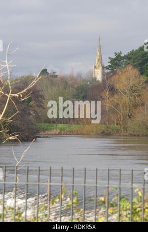 Flèche d'église St Leonard's au-delà de la rivière Exe sur un hivers gris 24. Exeter, Devon, UK. Banque D'Images