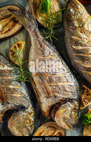 La dorade grillée poisson avec légumes et épices Banque D'Images