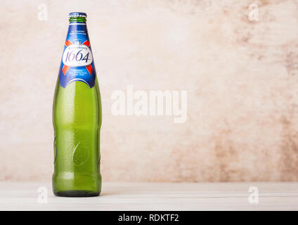 Londres, Royaume-Uni - 15 janvier 2019 : Froid bouteille de Kronenbourg 1661 bière sur fond de bois. Banque D'Images