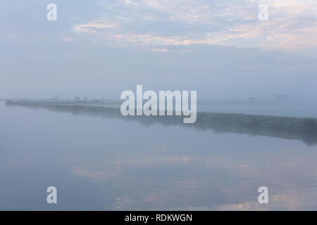 Un matin brumeux du paysage de l'eau de l'Norremeer South-Holland du Kagerplassen dans les Pays-Bas. Banque D'Images