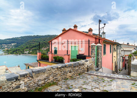 Vieille rue étroite en Portovenere ou Porto Venere ville sur la côte ligure. Province de La Spezia. Italie Banque D'Images