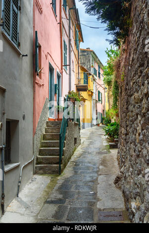 Vieille rue étroite en Portovenere ou Porto Venere ville sur la côte ligure. Province de La Spezia. Italie Banque D'Images