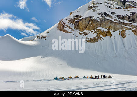 Un groupe d'école d'alpinisme hors des camps sur un glacier près du Mont McKinley, dans le Parc National Denali et préserver. Banque D'Images