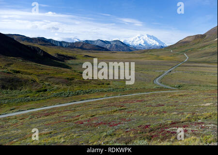 Alaska's Mount McKinley est le plus haut sommet de l'Amérique du Nord à 20 320 pieds de haut, et constitue le point culminant d'une visite à Denali National Park et préserver. Banque D'Images