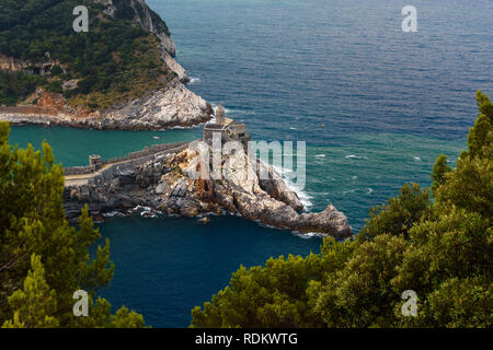 Vue de l'église de Saint Pierre à Portovenere ou Porto Venere ville sur la côte ligure. Province de La Spezia. Italie Banque D'Images